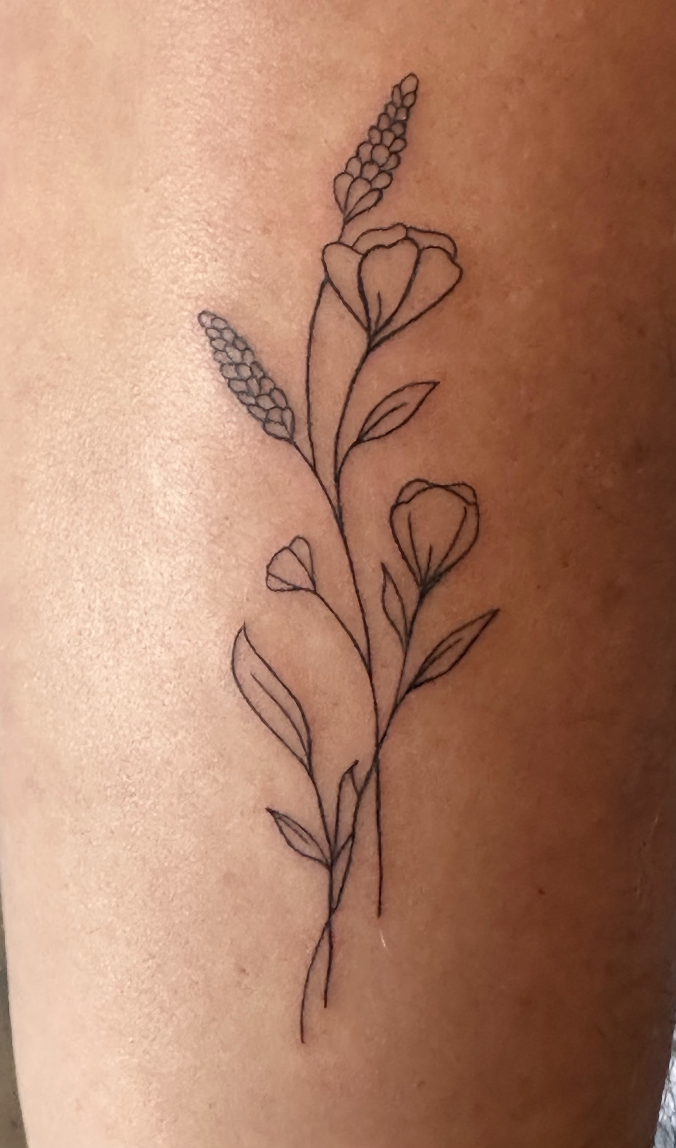 Tatoeage van een boeketje bloemen. 